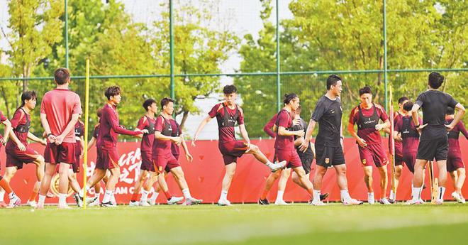 国足在重庆首次公开训练