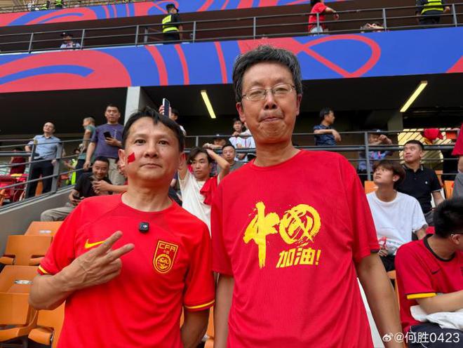 再次合体，赛前退钱哥晒与夺命书生合照