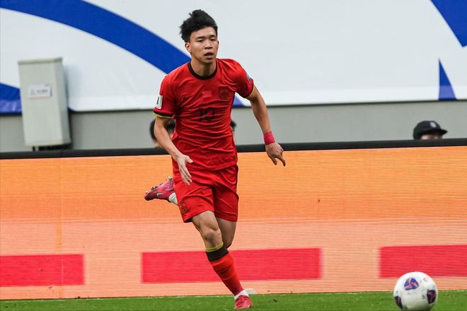 1-0，18歲王鈺棟脫衣慶祝：點射絕殺，率中國隊擺脫墊底位置
