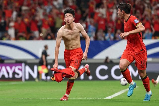 1-0！國足雙殺巴林：王鈺棟點(diǎn)射絕殺 王大雷淚灑球場