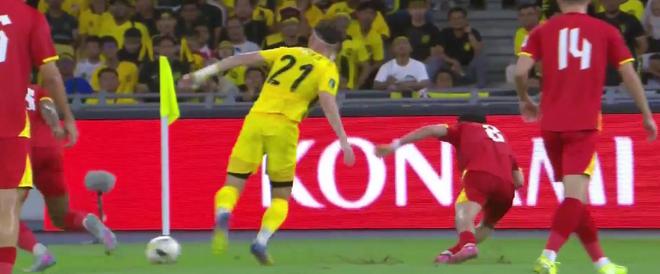 0-0！越南队被“打懵”，马来西亚5分钟造3次良机，门将高接低挡