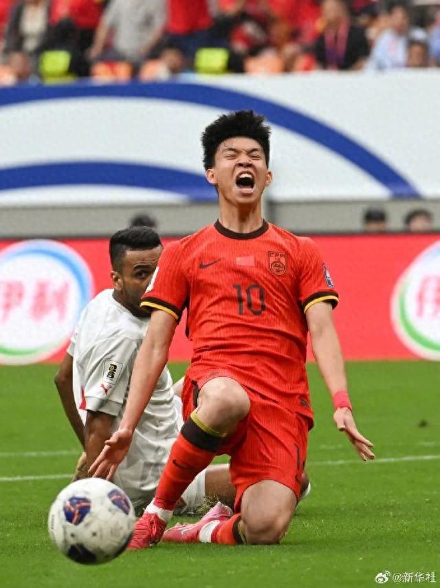 国足1比0绝杀巴林，避免小组垫底！