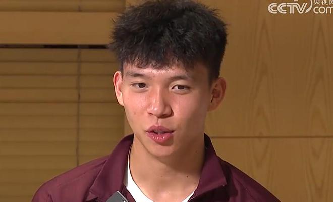 王钰栋：罚点球时一直告诉自己冷静，穿国足10号球衣感觉很帅