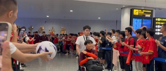 国足抵达重庆，球迷做法太解气了，不愧为重庆崽儿！