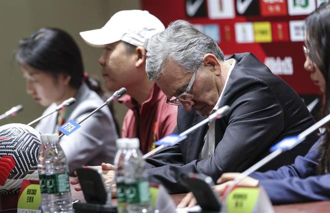 热闻|执教国足15个月14场比赛4胜2平8负！足协按合同解约伊万科维奇