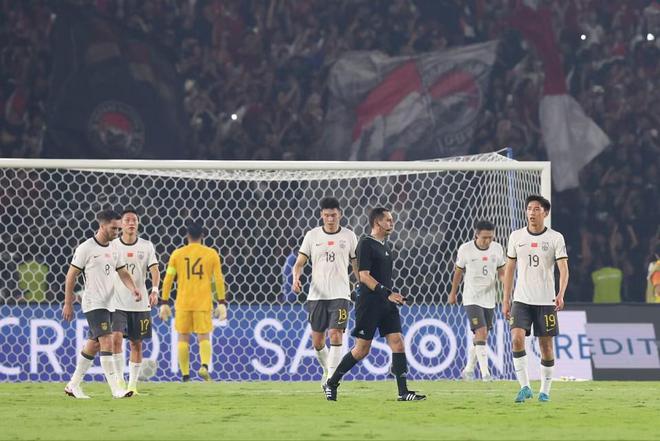 争议！国足主场遇黑哨？王钰栋禁区被顶翻 裁判拒判点+VAR没介入