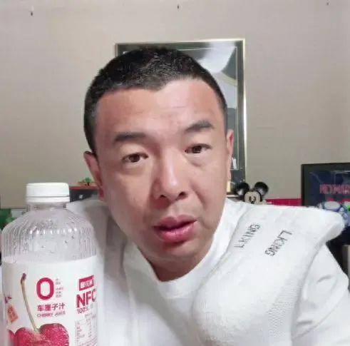再降薪，就没人踢了！前国脚暴怒发声：国足已经降到日韩3分之一