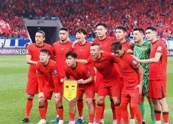 再降薪就没人踢球了！前国脚气愤发声：国足已经降到日韩三分之一