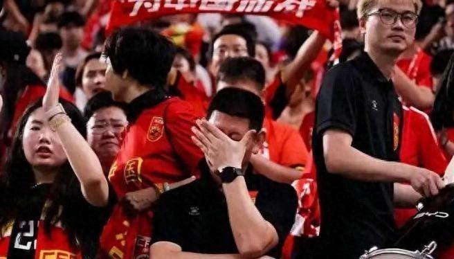 再降薪就没人踢了！前国脚暴怒发声：国足已经降到日韩的三分之一