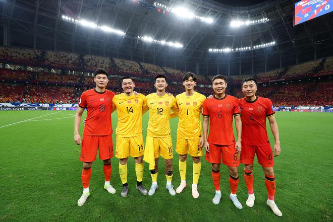 這也許是他們的最后一次世預賽，賽后王大雷與劉殿座等人合影