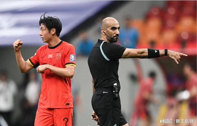 国足1-0巴林被质疑作弊，点球判罚与推搡背后的真相探寻