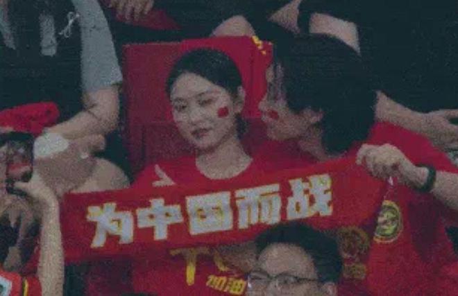 国足看台尴尬一幕：男球迷3次试图亲女伴+均遭拒绝 傻笑掩饰失落