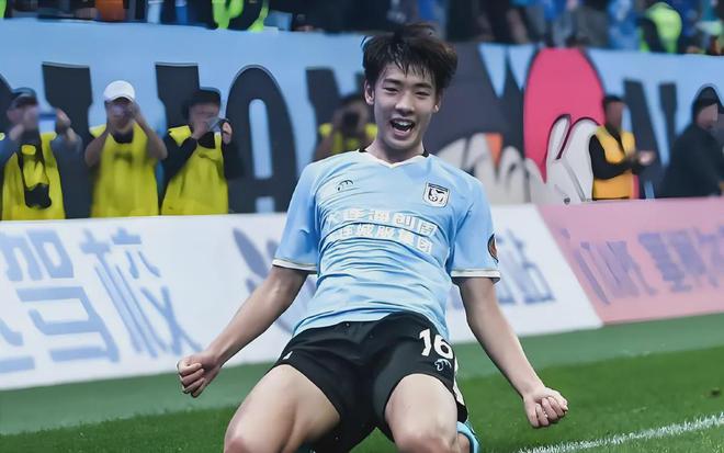 00后“屠龙刀”出鞘！国足中锋焦虑，被小将朱鹏宇这一脚踹飞了？