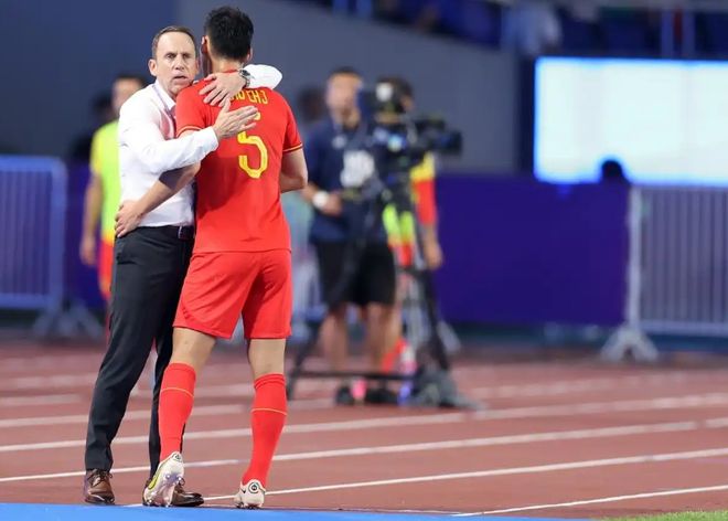 国足敲定临时主帅，久尔杰维奇将带队征战东亚杯