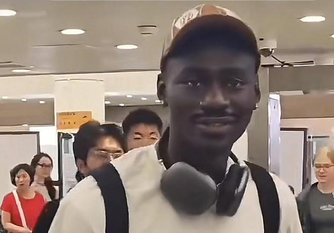 記者：恩拉沃已經(jīng)抵達上海，給人的第一印象是“瘦高”