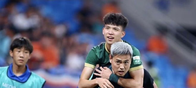 爭議！18歲王鈺棟傷退反遭海牛球迷狂罵，霸氣撫耳回?fù)簦涸俅舐朁c