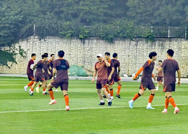 中國隊抵達韓國后，在水原世界杯體育場外場進行首次訓練