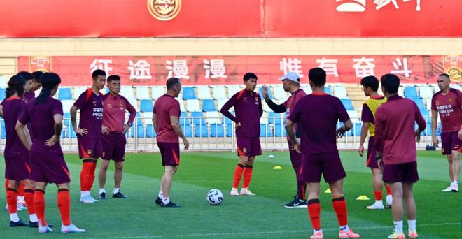 東亞杯|7日晚7：00首戰(zhàn)韓國(guó)隊(duì)，新國(guó)足誰(shuí)能爭(zhēng)得首發(fā)資格？