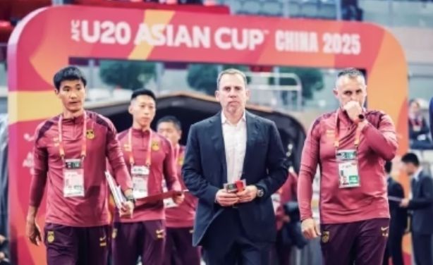 國足選帥為何屢屢失?。棵浺会樢娧?，直言足協(xié)頑固，三問題明顯