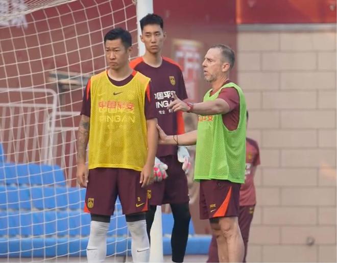 北青：國足主力框架還不確定，久帥訓練中打亂分組和位置