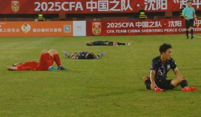 中國足球動人一幕：U16國足賽后全員累癱倒地 韓國人快被他們逼瘋
