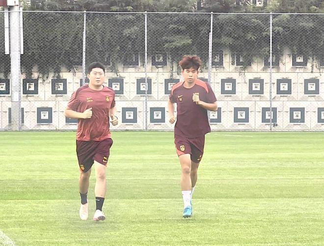 國足替補球員共11人參加今日訓練，劉誠宇獨自場邊跑圈