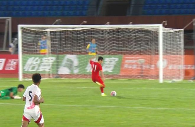 隊(duì)友和自己全跪！16歲國腳搶斷日本隊(duì)+奔襲30米過掉門將 踢飛空門