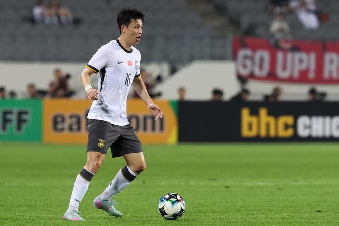 或將司職右邊翼衛(wèi)，29歲國腳巴頓首次代表國足首發(fā)出戰(zhàn)