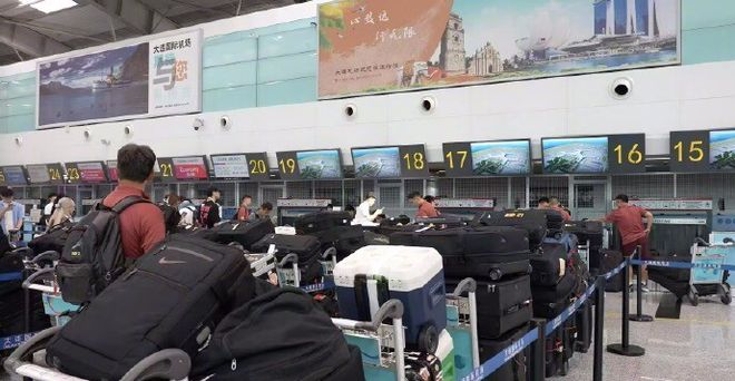 51人托運(yùn)140件行李！國足被批差生文具多 官方回懟：均為必要物品