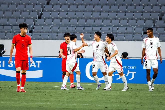 國足vs日本“下飯”集錦：中衛(wèi)冒頂、多次無默契傳球失誤、盲目遠射
