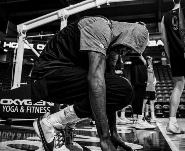 斷腿手術5次之后，他打進了NBA
