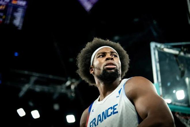 打過兩次CBA,奧運隔扣詹姆斯,現在他要自己掏錢回NBA了