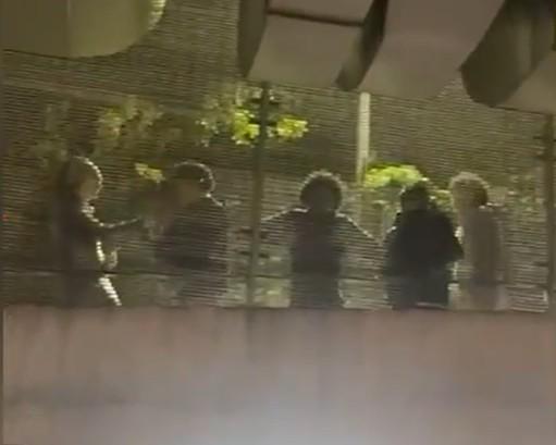 法媒：难以容忍，英国球迷在巴黎球员大巴前模仿猴子叫声