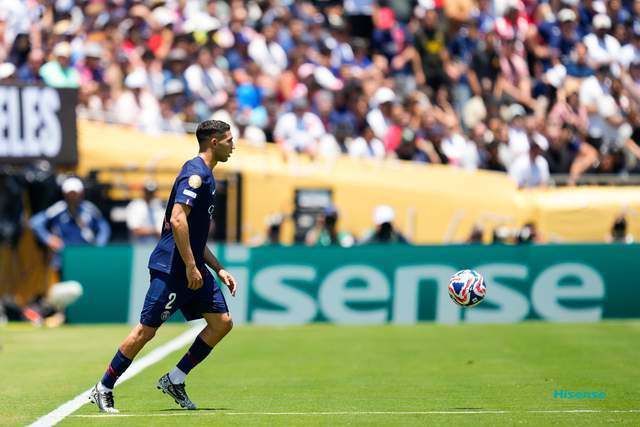 一場(chǎng)4-0令8萬(wàn)球迷嗨翻了天！韓國(guó)球星進(jìn)球，阿根廷鐵帥跪地抱頭