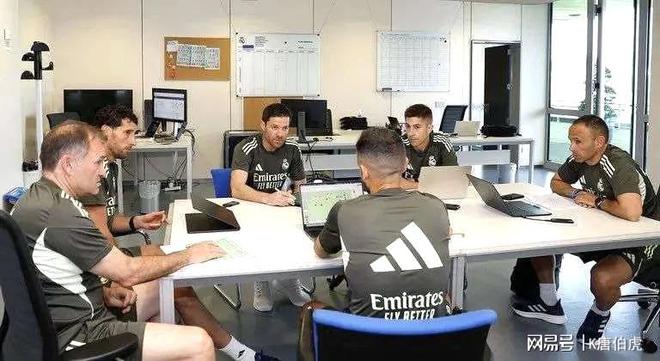 后撤贝林厄姆的位置：阿隆索刚上任就找准了皇马的最大问题