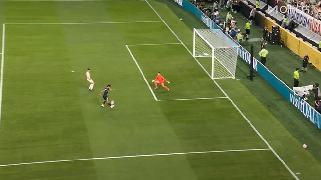 皇馬3-0領先！貢薩洛-加西亞單刀破門，積極跑動搶下球權