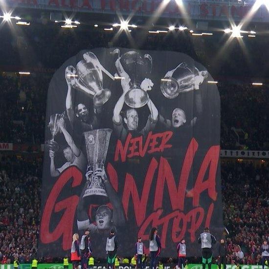 激励球队！老特拉福德曼联队长捧杯TIFO：永不止步
