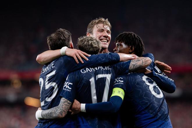 曼聯(lián)3-0十人畢巴！進歐聯(lián)杯決賽在望 B費雙響 霍伊倫造紅牌+點球