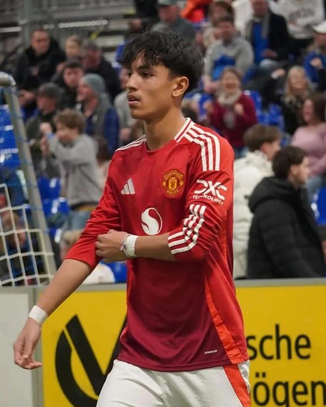 曼聯(lián)14歲小梅西再破門！C羅認可的天才，父親為讓其成功不惜改姓