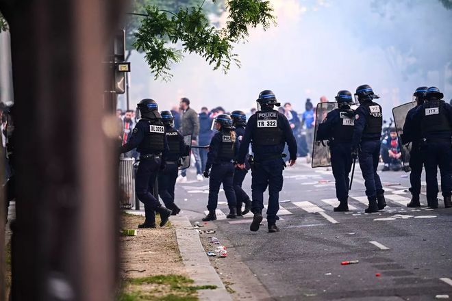 英媒：巴黎和阿森納球迷發(fā)生激烈沖突，警方逮捕44人&有人重傷