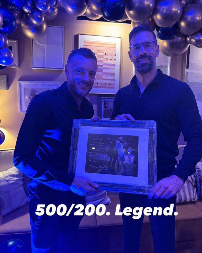 范尼社媒晒与瓦尔迪合照：500场/200球，传奇！