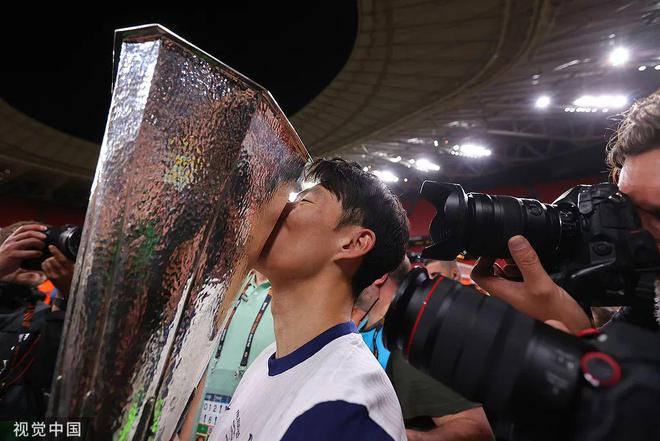 15年首冠！孙兴慜率队登顶欧洲之巅 赛后紧抱队友哭成泪人
