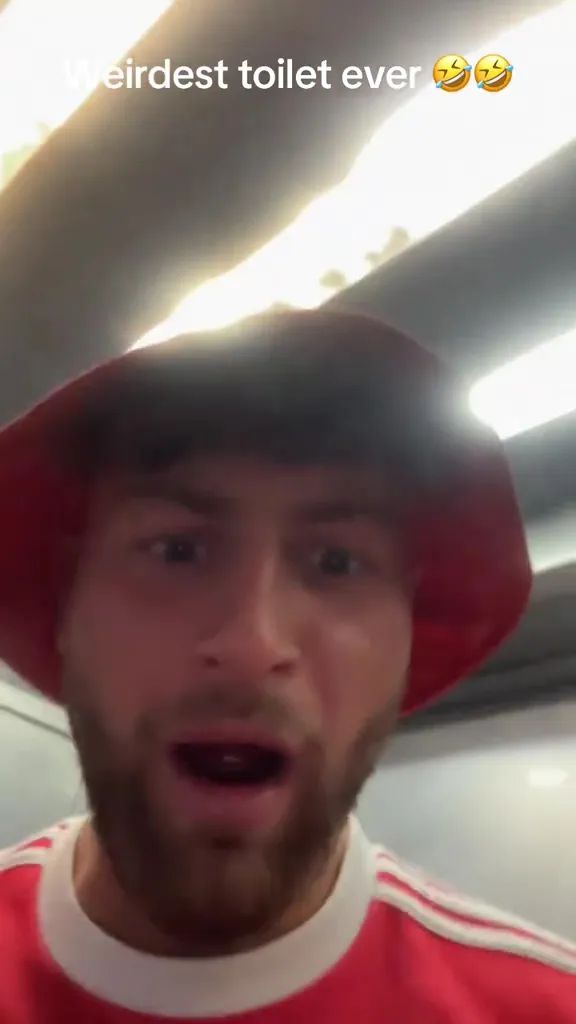 惨！一曼联球迷现场看主队痛失欧联冠军，又被当地厕所浇个透心凉