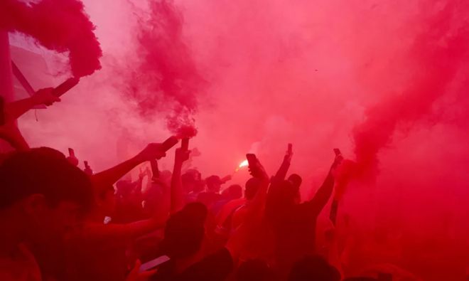 BBC：利物浦奪冠慶?；顒?dòng)球迷使用照明彈，造成17人受傷