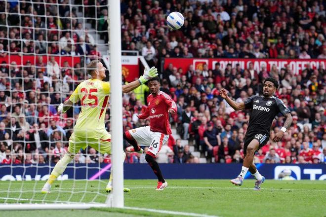 曼聯(lián)2-0十人維拉獲英超第15名！三人被棄用，阿莫林稱好日子將至
