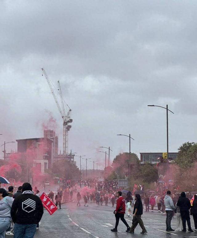 英國利物浦汽車撞人致47傷 華人目擊者：好幾個人被壓在車下｜封面頭條
