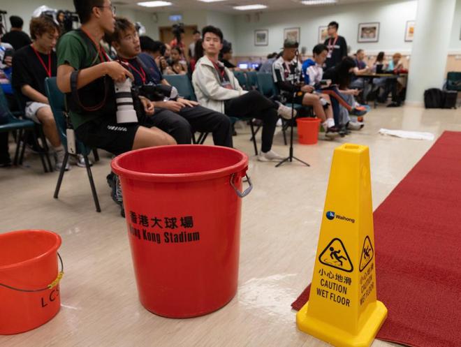 又屋漏偏逢連夜雨，曼聯(lián)在香港的發(fā)布會(huì)場(chǎng)地也出現(xiàn)頂棚漏水