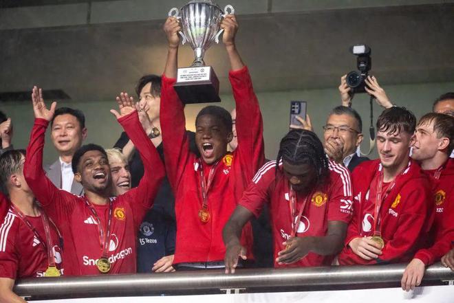 曼聯3-1港隊捧杯，阿莫林堅稱B費不走！若拉爵一億賣隊長其將憤怒