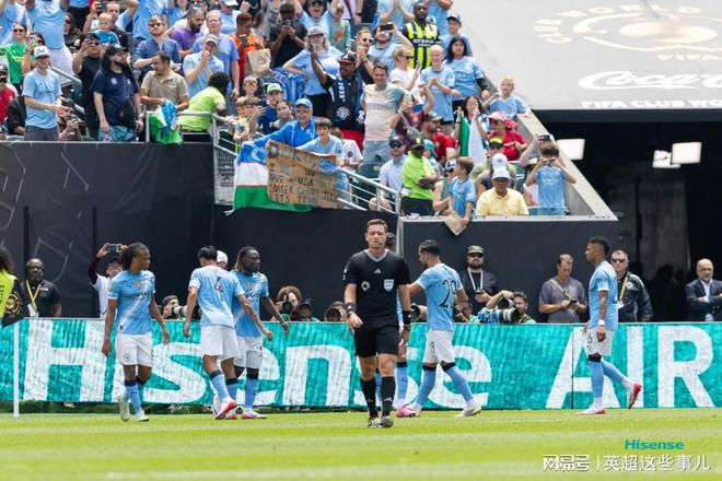 2-0！2-0！英超2强世俱杯首轮全胜，曼城大将“铲脸”犯规吃红牌