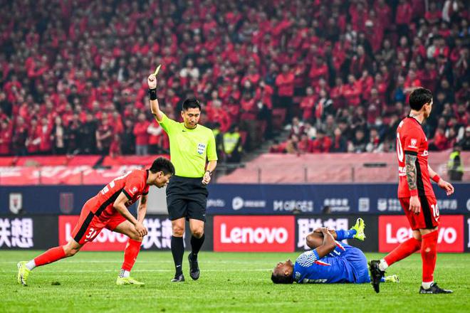 马宁本赛季出牌数据对比：中超4场15黄2红 亚冠7场22黄1红